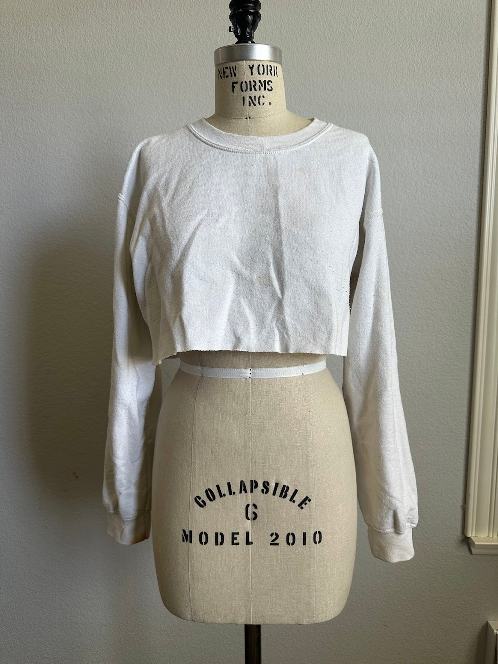 PrettyLittleThing Cropped Sweatshirt White Raw Hem Size S